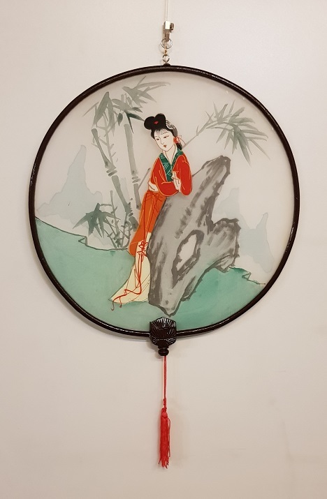 Klassieke dame handgeschilderd op zijde(Rood met bamboe)/Classic Woman Hand Painted on Silk (Red)